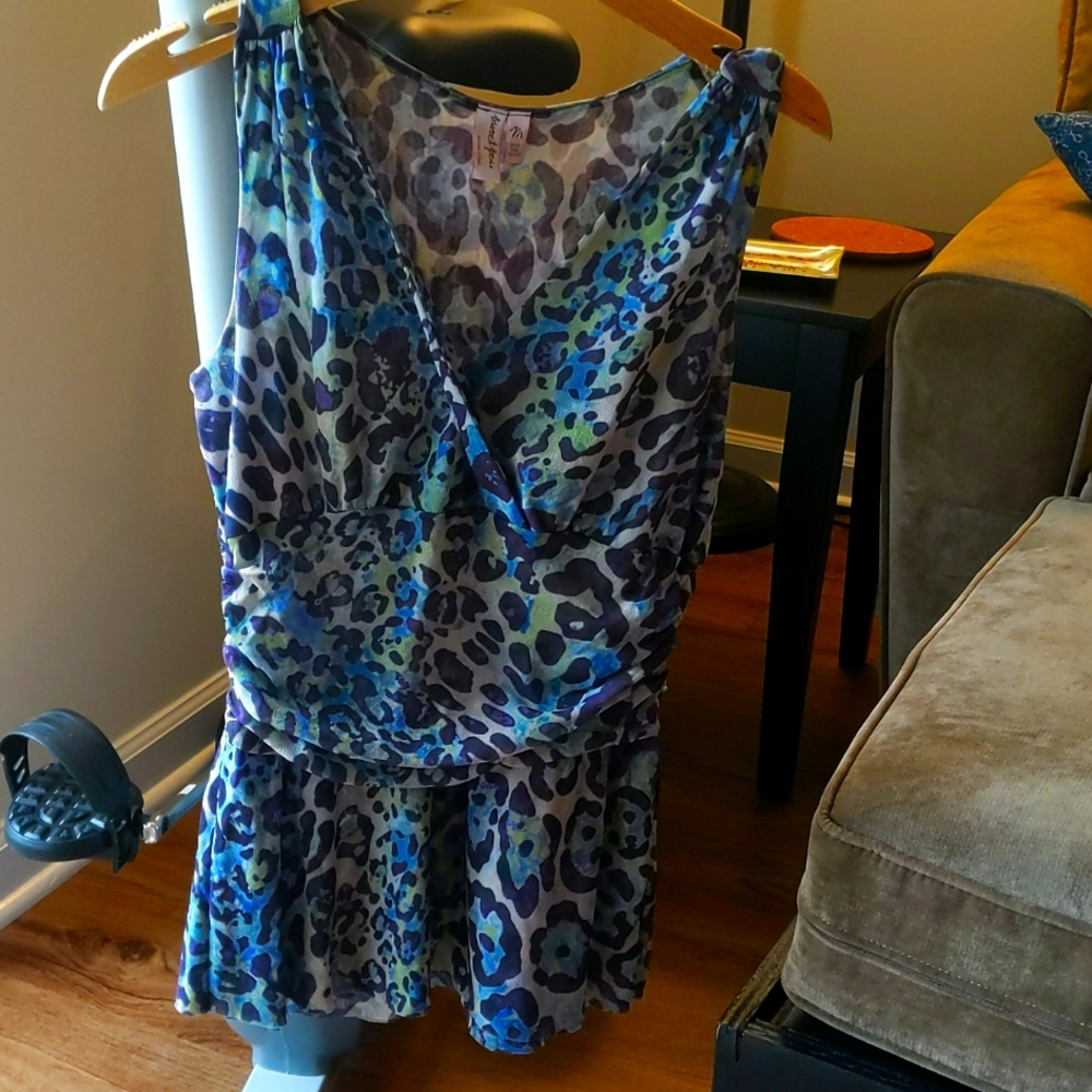 Casual,leopard print lightweight shirt. Perfect for this hot summer.